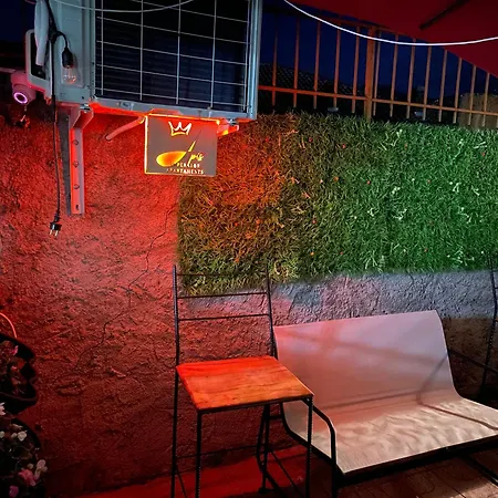 Juliette With Private Garden Apartment