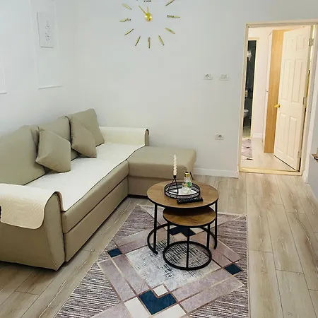 Juliette With Private Garden Apartment